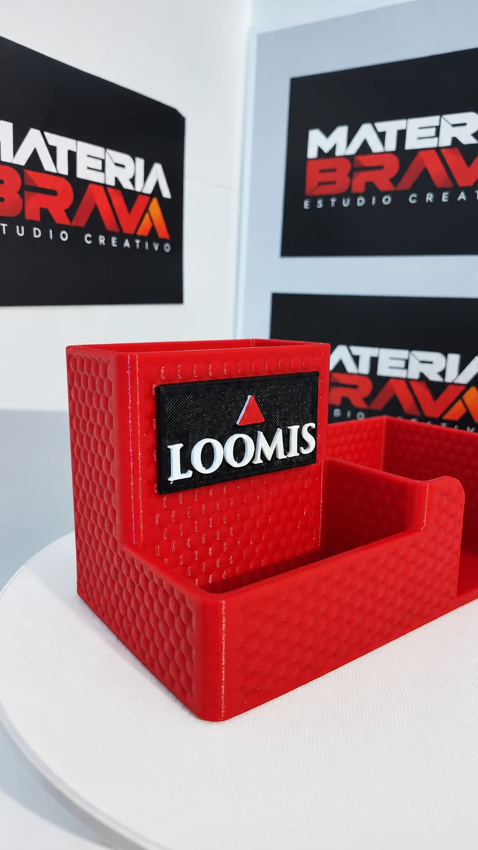 Organizador de escritorio rojo con portalapiceras y marca Loomis, realizado por Materia Brava