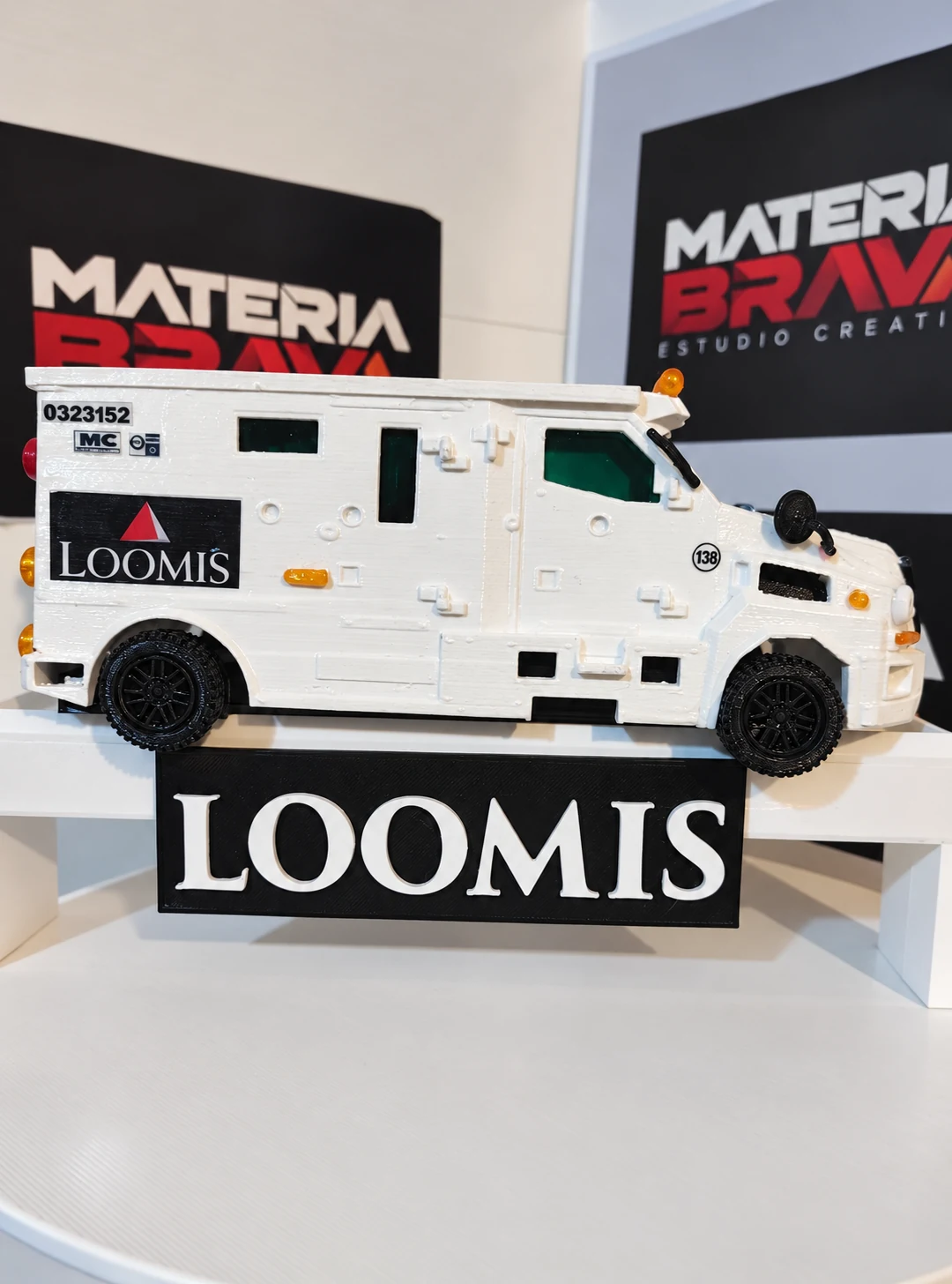 Prototipo de camión blindado Loomis sobre un soporte personalizado, realizado por Materia Brava